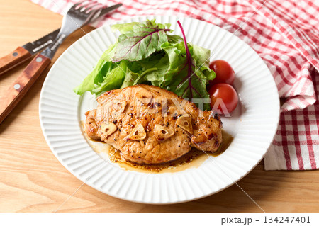 豚ロースのガーリックソテー 134247401