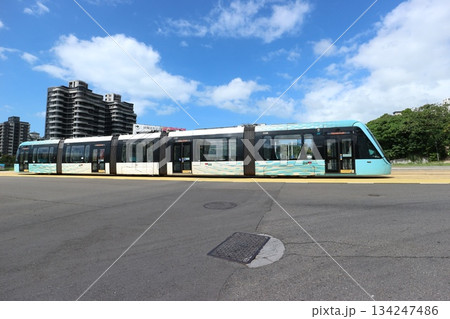 交差点を走る淡海LRT 134247486