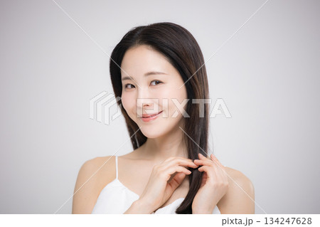 美容ポートレート、ストレートのロングヘアの髪の毛の手入れをする美しい髪と横顔の女性 カメラ目線 美容ポートレート、ストレートのロングヘアの髪の毛の手入れをする美しい髪と横顔の女性 カメラ目線 134247628