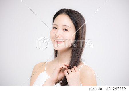 美容ポートレート、ストレートのロングヘアの髪の毛の手入れをする美しい髪と横顔の女性 カメラ目線 美容ポートレート、ストレートのロングヘアの髪の毛の手入れをする美しい髪と横顔の女性 カメラ目線 134247629