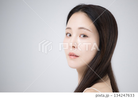 美容ポートレート、ストレートのロングヘアの髪の毛の手入れをする女性 アンニュイな表情 美容ポートレート、ストレートのロングヘアの髪の毛の手入れをする女性 アンニュイな表情 134247633