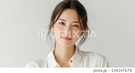 清楚な白シャツの女性が微笑む優しい一枚 134247679