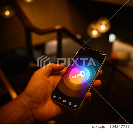 スマホで鍵を操作する手元 134247788