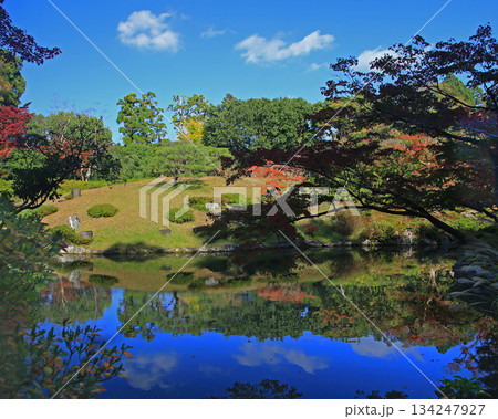 依水園　紅葉　奈良県　奈良公園 134247927
