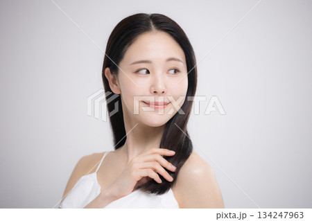 美容ポートレート、ストレートのロングヘアの髪の毛の手入れをする美しい髪の女性 美容ポートレート、ストレートのロングヘアの髪の毛の手入れをする美しい髪の女性 134247963