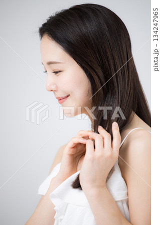 美容ポートレート、ストレートのロングヘアの髪の毛の手入れをする美しい髪の女性 美容ポートレート、ストレートのロングヘアの髪の毛の手入れをする美しい髪の女性 134247965