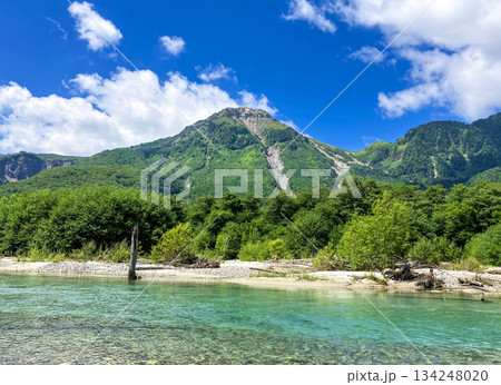 大正池と焼岳　上高地 134248020