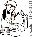 トイレを掃除する男性 134248186
