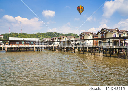 ブルネイの新名所・カンポンアイールの水上集落 134248416