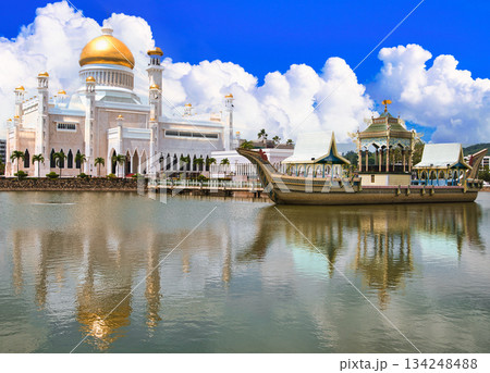 ブルネイのオールドモスクの景観 134248488
