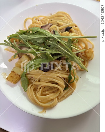 Creamy spaghetti carbonara made with rich egg yolk sauce, crispy bacon, parmesan cheese, and freshly ground black pepper for a classic, indulgent Italian pasta dish. Creamy spaghetti carbonara made with rich egg yolk sauce, crispy bacon, parmesan cheese, and freshly ground black pepper for a classic, indulgent Italian pasta dish. 134248907