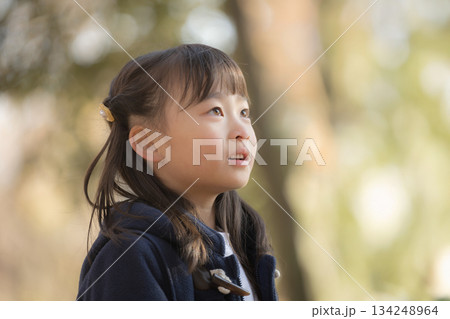 秋色の自然の中で空を見上げる女の子 秋色の自然の中で空を見上げる女の子 134248964