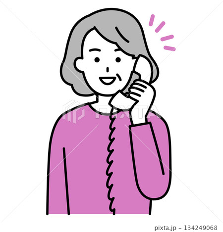 電話相談で問題解決する年配の女性 134249068