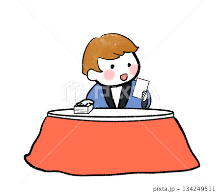 こたつで年賀状を見る男の子 こたつで年賀状を見る男の子 134249511