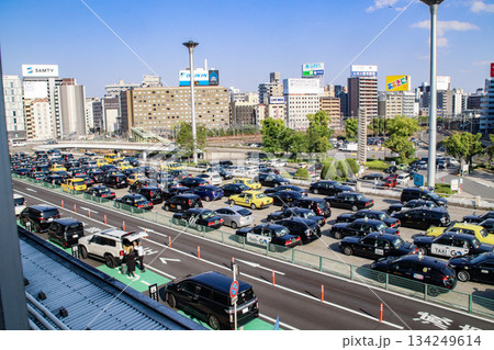 客待ちのタクシーと送迎車 134249614