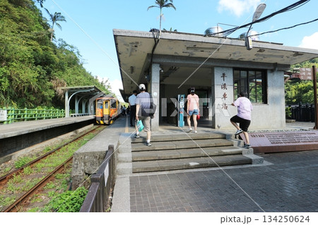 平渓駅と列車 134250624