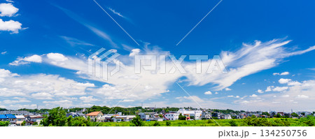 輝く青空と住宅街 134250756