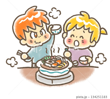 うれしそうにお鍋を囲む男の子と女の子 134251183