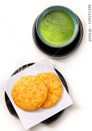 日本の駄菓子の醤油煎餅と抹茶 134251386