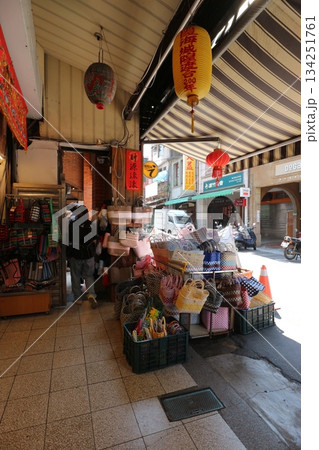 台北　迪化街の町並み 134251761