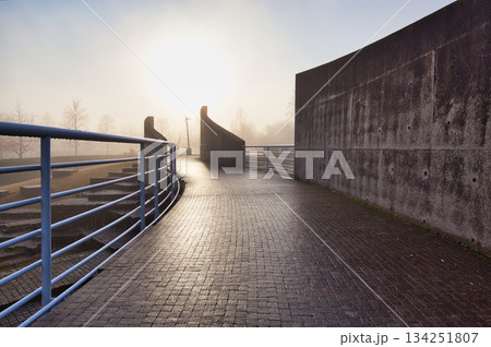 晩秋の朝の市立美術館 134251807