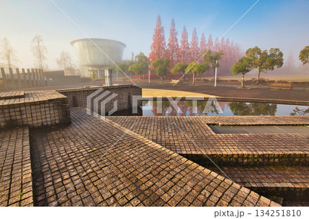 晩秋の朝の市立美術館 134251810