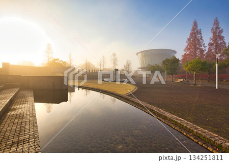 晩秋の朝の市立美術館 134251811