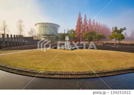 晩秋の朝の市立美術館 晩秋の朝の市立美術館 134251812