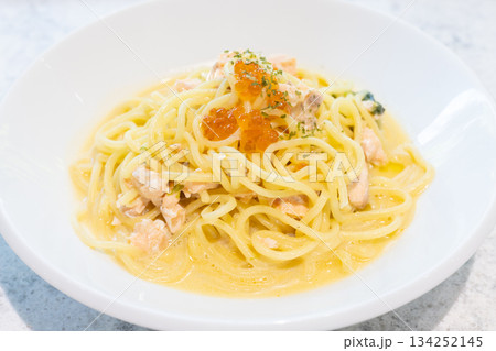 いくらをのせた美味しいサーモンクリームパスタ いくらをのせた美味しいサーモンクリームパスタ 134252145