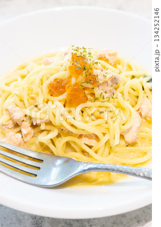 いくらをのせた美味しいサーモンクリームパスタ 134252146