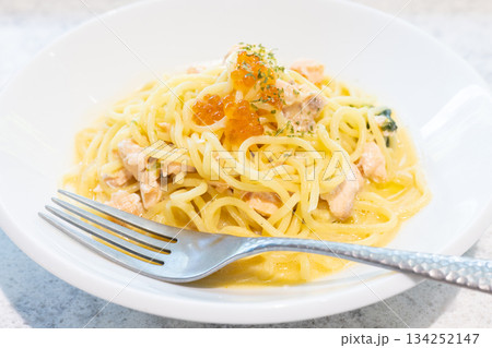 いくらをのせた美味しいサーモンクリームパスタ 134252147