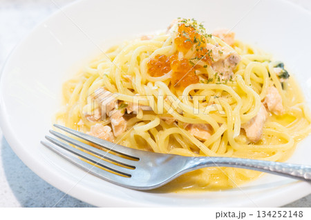 いくらをのせた美味しいサーモンクリームパスタ 134252148