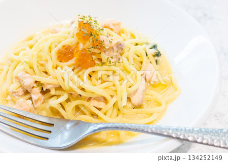 いくらをのせた美味しいサーモンクリームパスタ 134252149