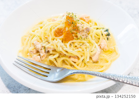 いくらをのせた美味しいサーモンクリームパスタ 134252150