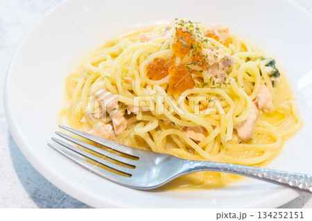 いくらをのせた美味しいサーモンクリームパスタ いくらをのせた美味しいサーモンクリームパスタ 134252151