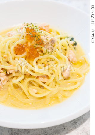 いくらをのせた美味しいサーモンクリームパスタ 134252153