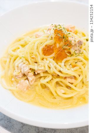 いくらをのせた美味しいサーモンクリームパスタ 134252154