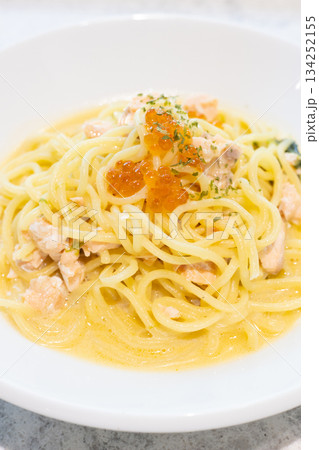いくらをのせた美味しいサーモンクリームパスタ 134252155