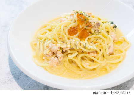 いくらをのせた美味しいサーモンクリームパスタ 134252158
