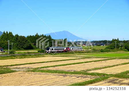 東北本線を走る観光列車ひなび 134252338