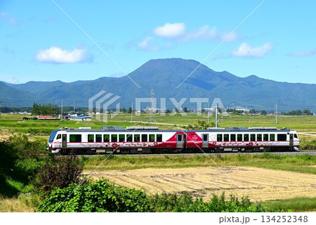 東北本線を走る観光列車ひなび 134252348