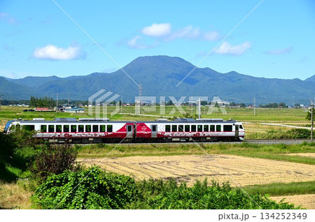 東北本線を走る観光列車ひなび 東北本線を走る観光列車ひなび 134252349