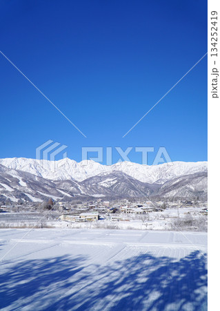 雪景色の白馬村と北アルプス 134252419