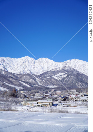 雪景色の白馬村と北アルプス 雪景色の白馬村と北アルプス 134252421