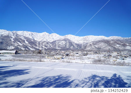 雪景色の白馬村と北アルプス 134252429
