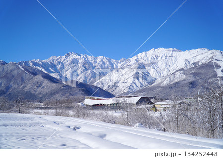 雪景色の白馬村と北アルプス 雪景色の白馬村と北アルプス 134252448