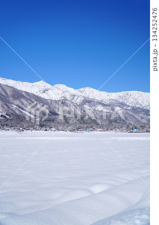 雪景色の白馬村と北アルプス 134252476