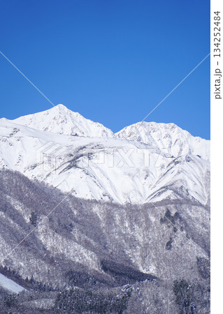雪景色の白馬村と北アルプス 134252484