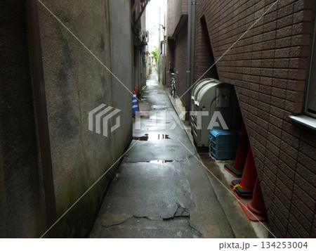 雨の降る路地裏 134253004