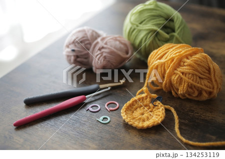 手芸に使う毛糸玉や編み棒と作品 134253119